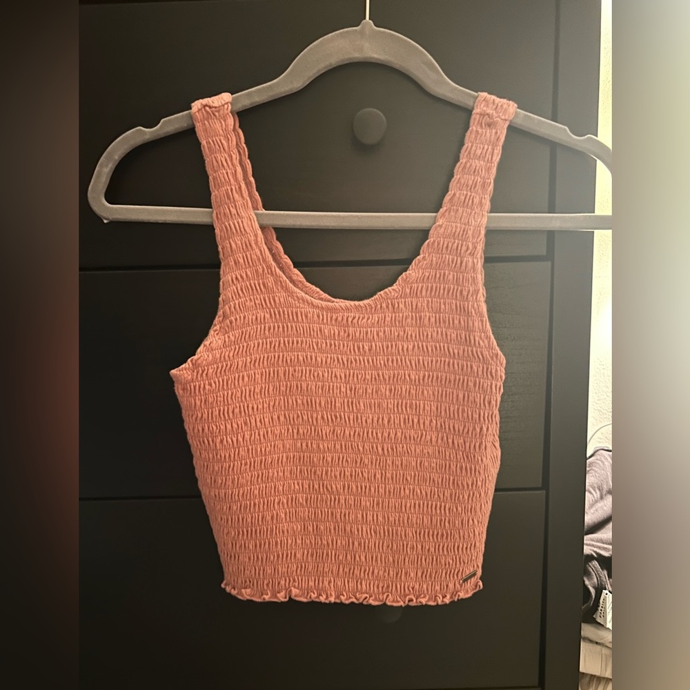 Adorable ruffled cropped tank top from Hollister. Work but in good condition.